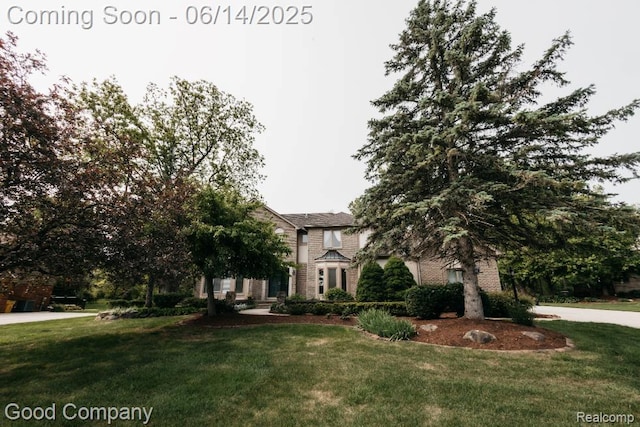 515 Oakbridge Dr, Rochester, MI 48306 - obstructed view of property featuring a front yard