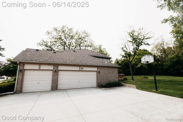 515 Oakbridge Dr, Rochester, MI 48306 - garage featuring concrete driveway