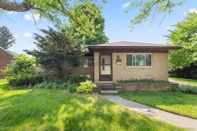 3183 Mildred St, Wayne, MI 48184 - bungalow with brick siding and a front lawn
