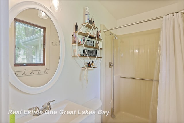 4936 Frontier Ln, Saginaw, MI 48603 - bathroom with a shower with shower curtain and toilet