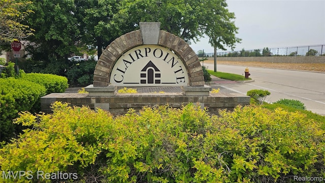 540 Clairpointe Woods Dr, Detroit, MI 48215 - view of community sign