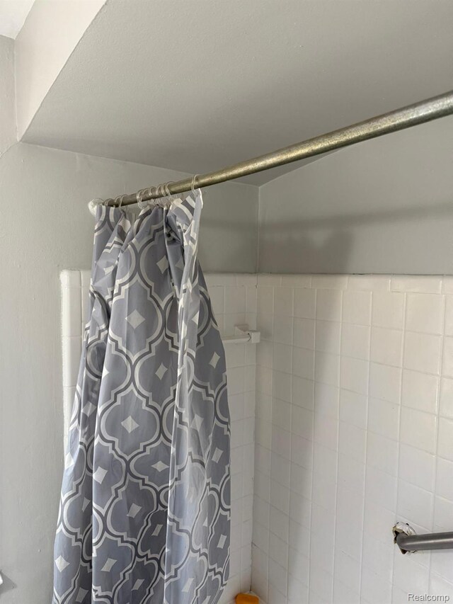 18950 Blackmoor St, Detroit, MI 48234 - full bathroom featuring a shower with curtain