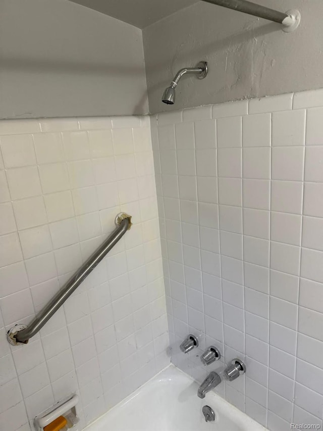 18950 Blackmoor St, Detroit, MI 48234 - bathroom view of tub / shower combination