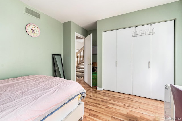 5130 Whitlow Ct, Commerce Twp, MI 48382 - bedroom featuring light wood finished floors and a closet