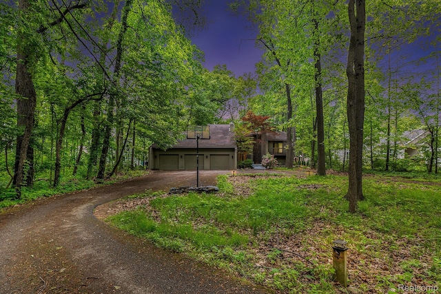 5130 Whitlow Ct, Commerce Twp, MI 48382 - view of yard with dirt driveway and a garage