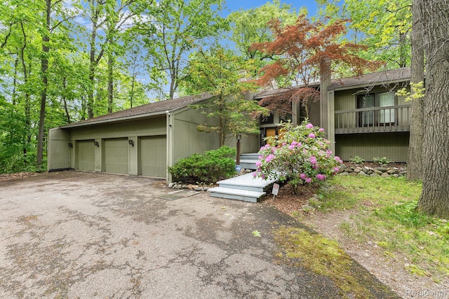 5130 Whitlow Ct, Commerce Twp, MI 48382 - view of front of house featuring driveway and an attached garage