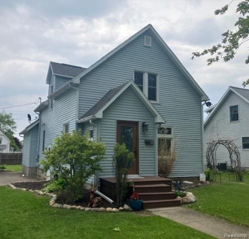 161 Fourth, Harbor Beach, MI 48441 - view of front facade featuring a front yard
