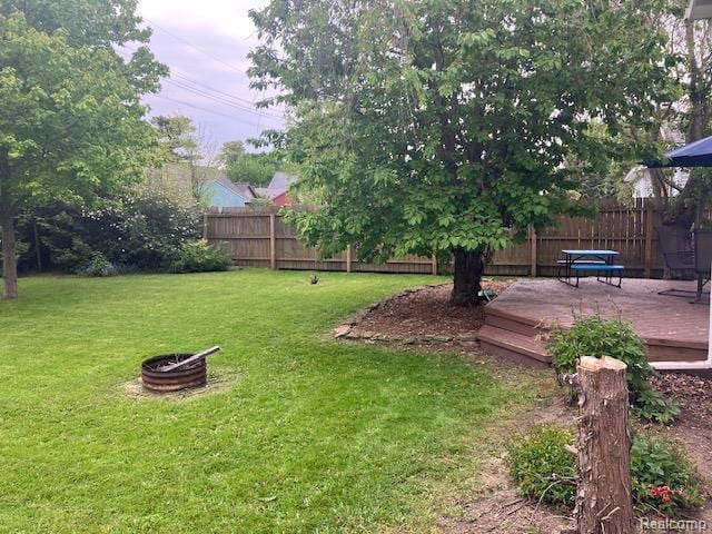 161 Fourth, Harbor Beach, MI 48441 - view of yard featuring a deck