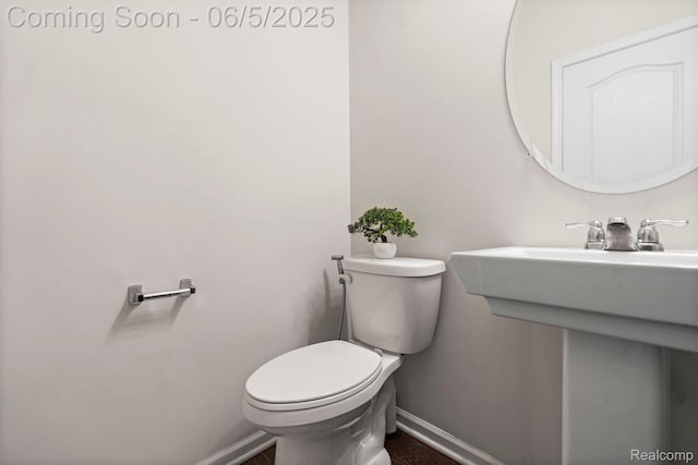 4782 Broomfield Way, Lake Orion, MI 48359 - bathroom featuring baseboards, toilet, and a sink
