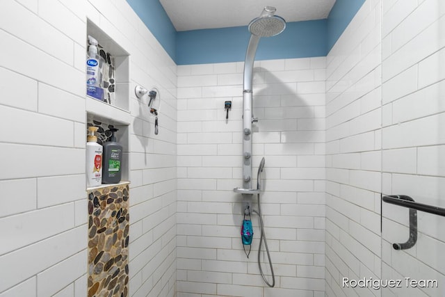 4160 Knapp Valley Dr NE, Grand Rapids, MI 49525 - bathroom with tiled shower