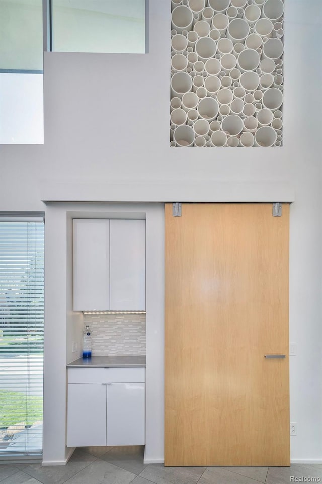 1363 Forest Bay Dr, Waterford, MI 48328 - detailed view of decorative backsplash and baseboards