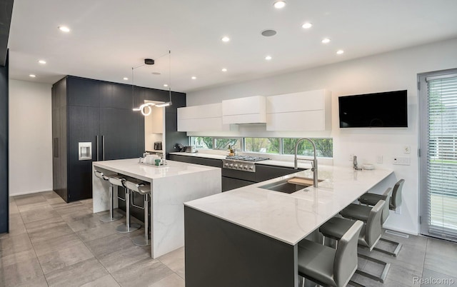 1363 Forest Bay Dr, Waterford, MI 48328 - kitchen with modern cabinets, a sink, a breakfast bar, stainless steel gas stovetop, and recessed lighting
