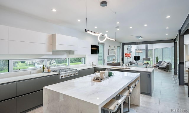 1363 Forest Bay Dr, Waterford, MI 48328 - kitchen featuring a peninsula, modern cabinets, a kitchen island, stainless steel gas cooktop, and a sink