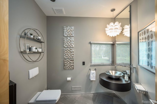 1363 Forest Bay Dr, Waterford, MI 48328 - bathroom featuring baseboards, plenty of natural light, toilet, and a sink