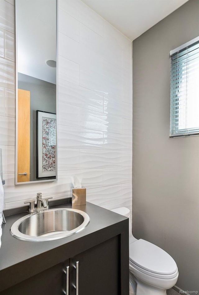 1363 Forest Bay Dr, Waterford, MI 48328 - bathroom with vanity and toilet