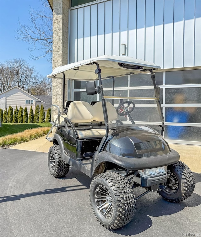 1363 Forest Bay Dr, Waterford, MI 48328 - view of parking / parking lot