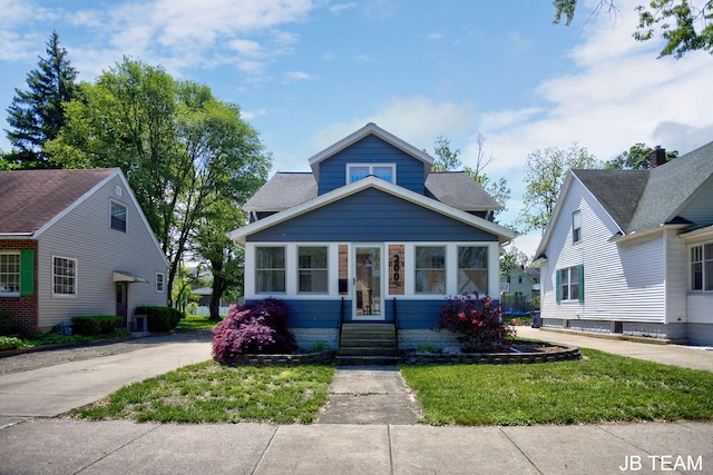 200 W 21st St, Holland, MI 49423 - bungalow with a front yard