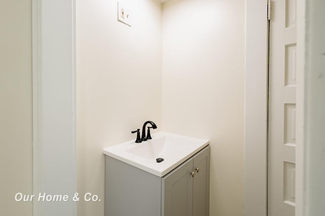 337 N Fairview Ave, Lansing, MI 48912 - bathroom featuring vanity
