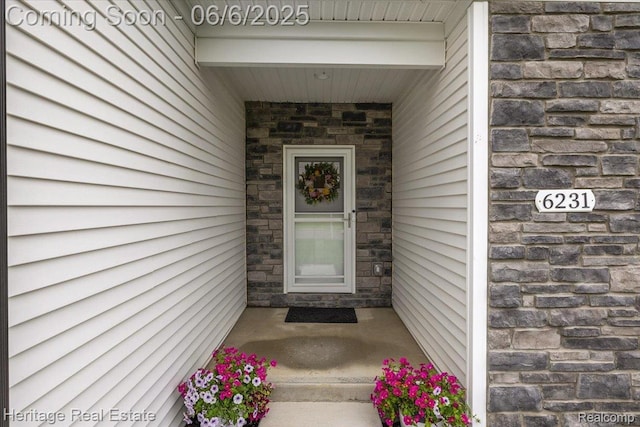 6231 Leighland Dr, Grand Blanc, MI 48439 - entrance to property with stone siding