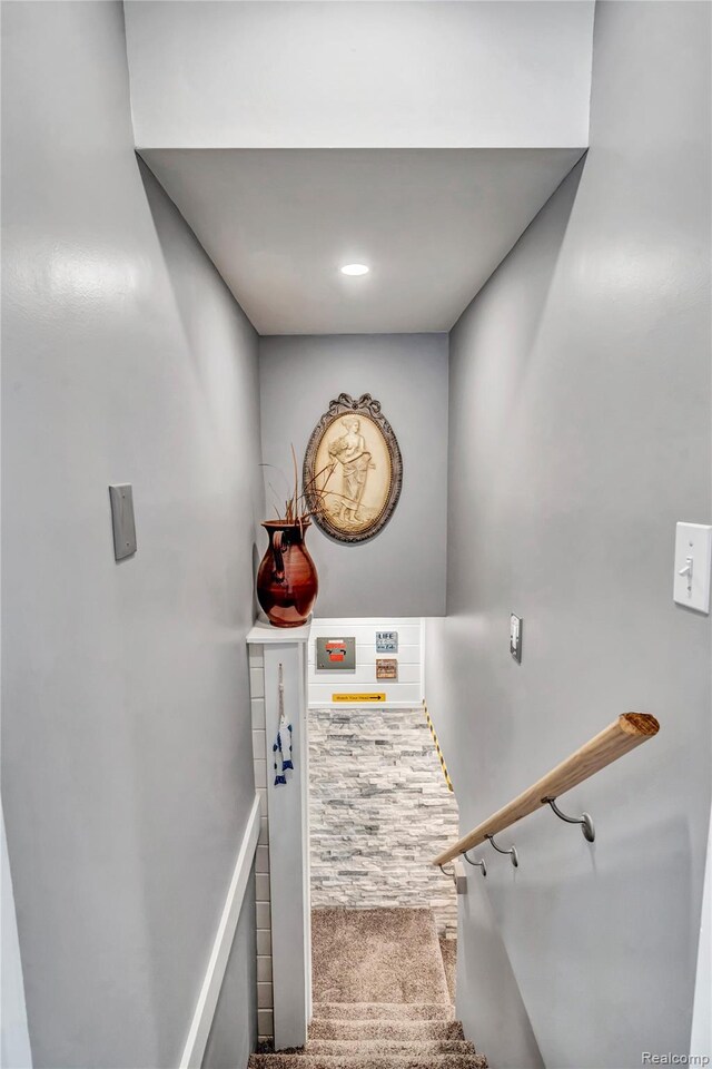 533 Bellevue Ave, Lake Orion, MI 48362 - view of stairway