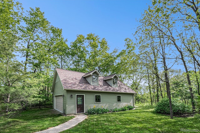 8315 Woodland Cir, Goodrich, MI 48438 - new england style home featuring a garage, a front yard, and roof with shingles