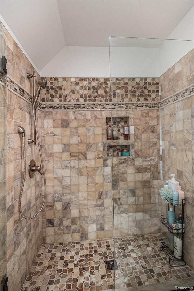 8315 Woodland Cir, Goodrich, MI 48438 - bathroom with a tile shower and vaulted ceiling
