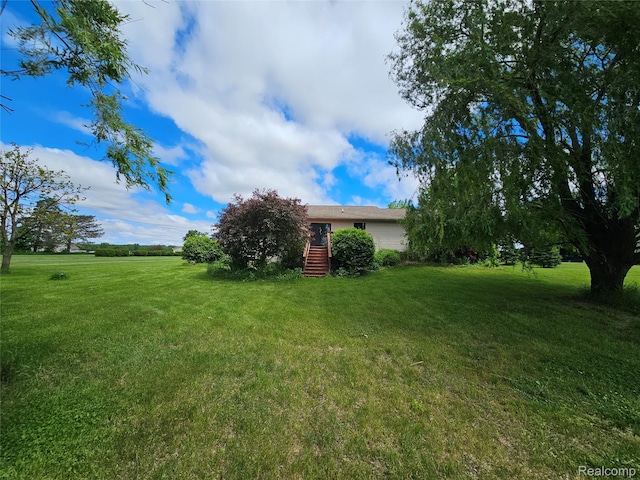 11103 Hill Rd, Swartz Creek, MI 48473 - view of green lawn