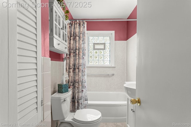 919 Whitcomb Ave, Royal Oak, MI 48073 - full bath featuring toilet, shower / tub combo, tile walls, and a wainscoted wall