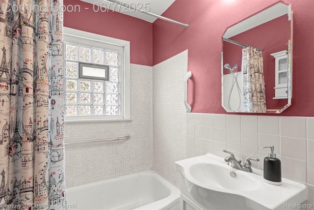 919 Whitcomb Ave, Royal Oak, MI 48073 - full bath featuring tile walls, shower / bath combination with curtain, and decorative backsplash