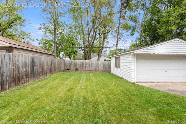 919 Whitcomb Ave, Royal Oak, MI 48073 - view of yard with a garage