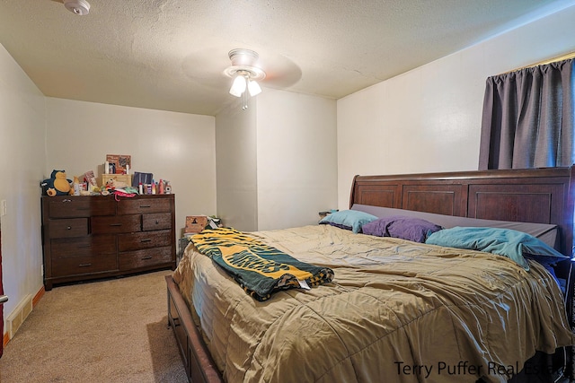 607 66th St SE, Grand Rapids, MI 49548 - bedroom with light colored carpet and ceiling fan