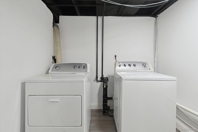 13439 Brougham Dr, Warren, MI 48312 - laundry area featuring independent washer and dryer and wood finished floors