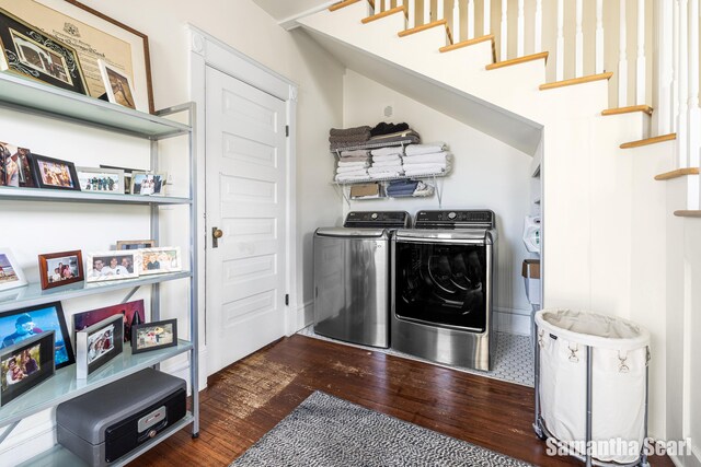 573 College Ave SE, Grand Rapids, MI 49503 - laundry room featuring dark wood-type flooring and washing machine and clothes dryer