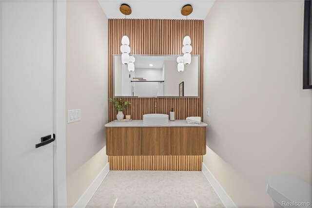 1752 Alexander Dr, Bloomfield, MI 48302 - bathroom with vanity, baseboards, and toilet