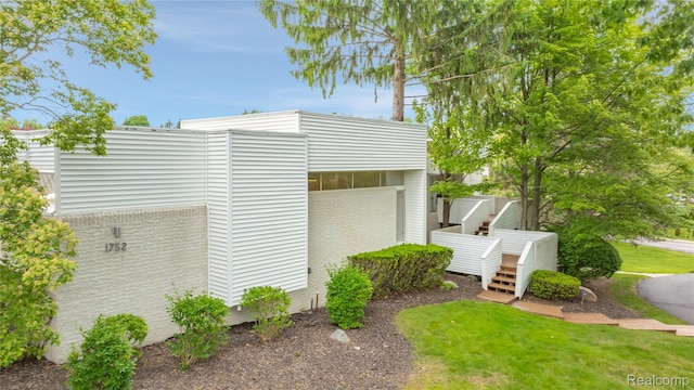1752 Alexander Dr, Bloomfield, MI 48302 - view of side of property with brick siding
