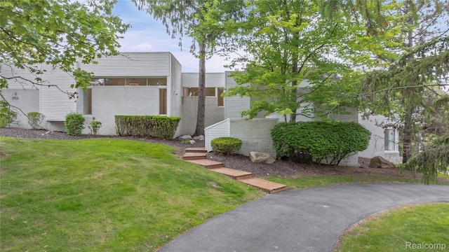 1752 Alexander Dr, Bloomfield, MI 48302 - view of front of house featuring a front yard