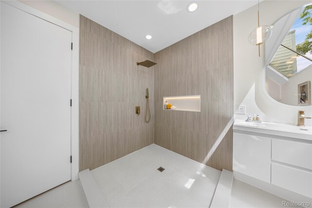 1752 Alexander Dr, Bloomfield, MI 48302 - full bathroom with tiled shower, vanity, and recessed lighting