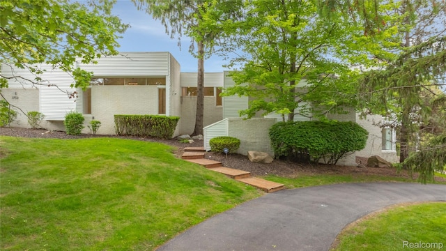 1752 Alexander Dr, Bloomfield, MI 48302 - view of front facade featuring a front yard