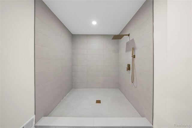 1752 Alexander Dr, Bloomfield, MI 48302 - bathroom with tiled shower and recessed lighting