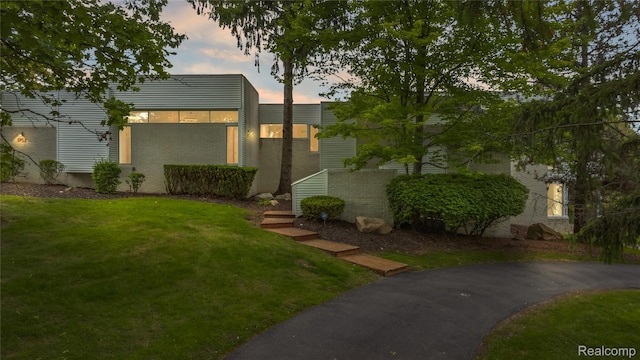 1752 Alexander Dr, Bloomfield, MI 48302 - contemporary home with a front yard