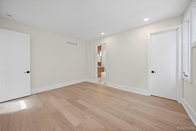 1752 Alexander Dr, Bloomfield, MI 48302 - empty room with light wood-style floors, baseboards, recessed lighting, and a smoke detector