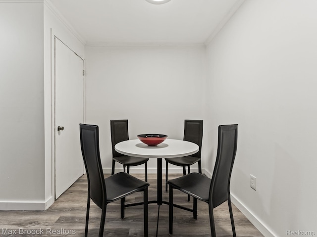 4355 Middleton Dr, Bloomfield Hills, MI 48302 - dining area with crown molding, wood finished floors, and baseboards