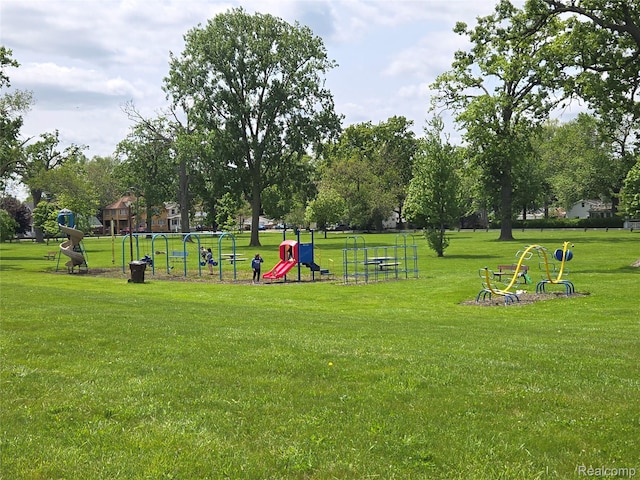 3263 Beechwood St, Monroe, MI 48162 - view of property's community with a lawn