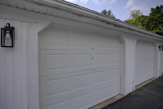 920 Oakbrook Dr, Jackson, MI 49203 - view of garage