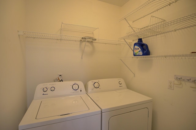 920 Oakbrook Dr, Jackson, MI 49203 - laundry room with washer and dryer