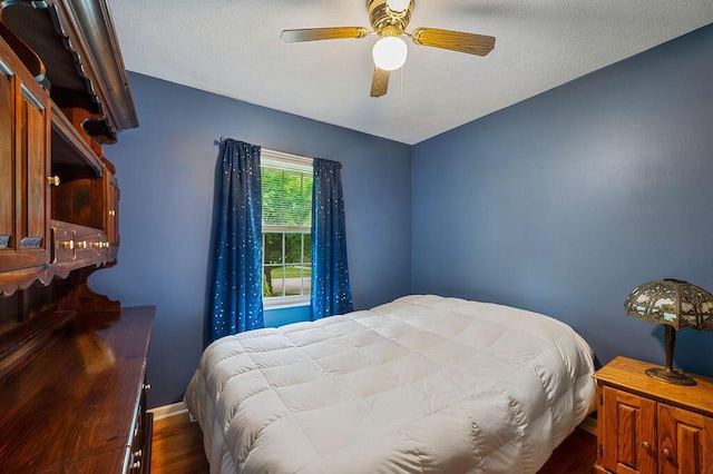 917 Kensington Dr, Niles, MI 49120 - bedroom with wood finished floors, ceiling fan, baseboards, and a textured ceiling