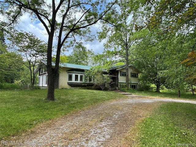 2625 Preston Ln, Howell, MI 48855 - view of front of home featuring dirt driveway and a front yard