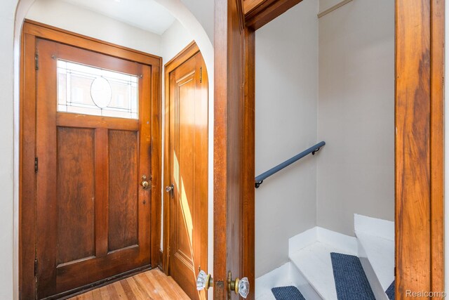 17173 New York St, Detroit, MI 48224 - foyer entrance featuring arched walkways and wood finished floors
