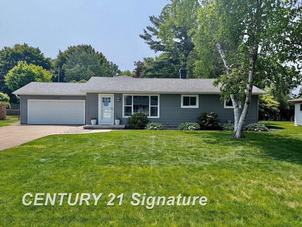5337 Silvercrest Ln, Saginaw, MI 48638 - ranch-style home featuring a front yard, an attached garage, and driveway