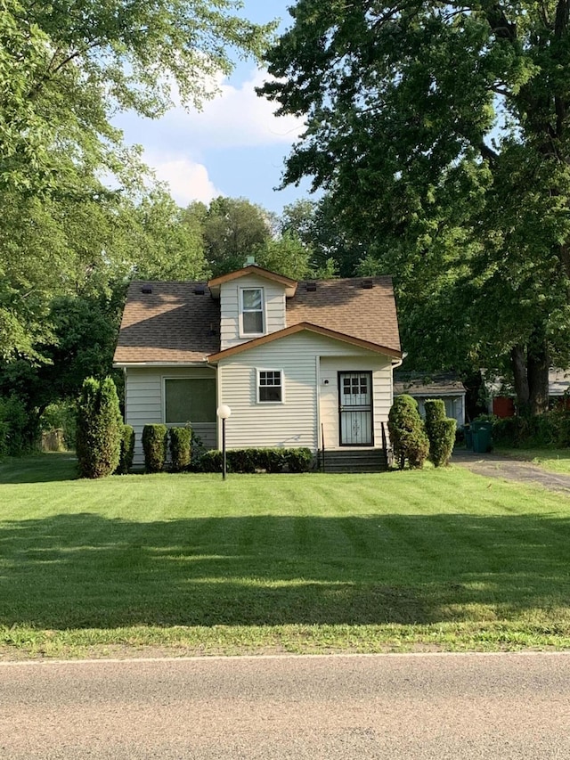 35511 Beverly Rd, Romulus, MI 48174 - view of front facade with a front yard and a shingled roof